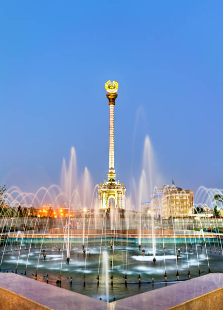 fountain and independence monument in dushanbe, the capital of tajikistan - tajik flag imagens e fotografias de stock
