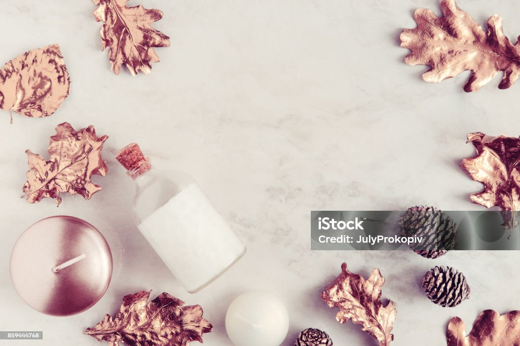 Flatlay de productos de belleza de otoño en mármol blanco - Foto de stock de Otoño libre de derechos