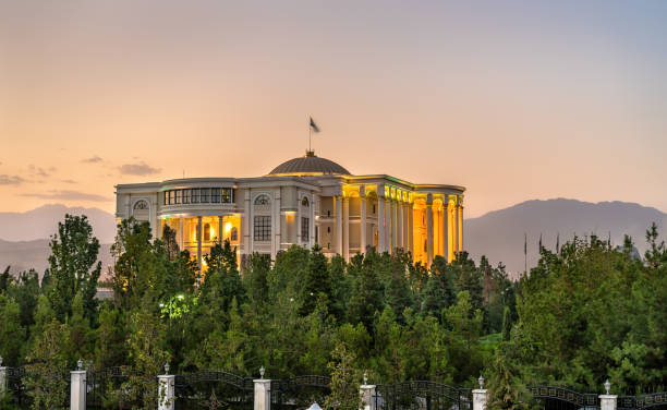 palais des nations, la résidence du président du tadjikistan, à douchanbe - mountain peak famous place outdoors landscape photos et images de collection