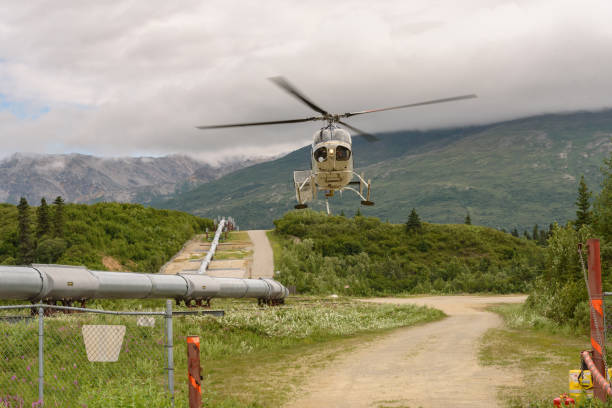 kuvapankkikuvat ja rojaltivapaat kuvat aiheesta helikopteri lentää putken yli - deadhorse alaska