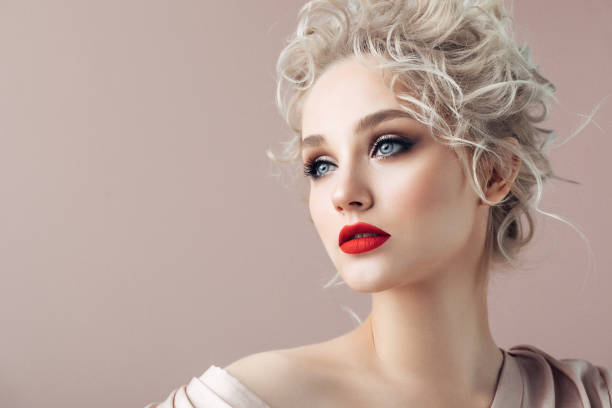 bella mujer con maquillaje  - blond hair women curly hair make up fotografías e imágenes de stock