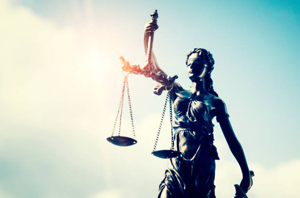 iustitia, themis, estátua da justiça no fundo do céu - lawyer justice legal system law - fotografias e filmes do acervo