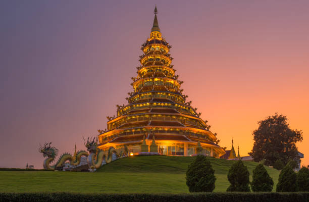 wat huay pla kang dans la province de chiang rai en thaïlande - great dagon pagoda photos et images de collection