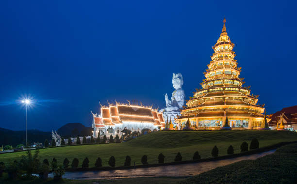 wat huay pla kang dans la province de chiang rai en thaïlande - great dagon pagoda photos et images de collection