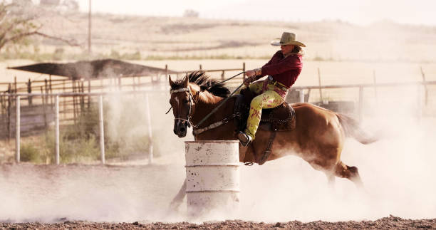 femme barrel racing au rodéo. - rodeo photos et images de collection