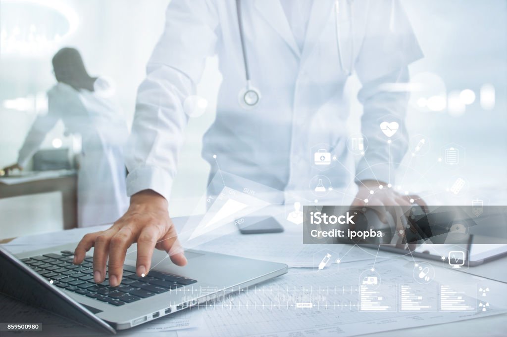 Médico tocando a conexão de rede médica ícone no laptop e tablet, o conceito de rede de tecnologia médica - Foto de stock de Saúde e Medicina royalty-free