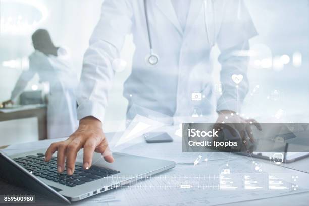 Foto de Médico Tocando A Conexão De Rede Médica Ícone No Laptop E Tablet O Conceito De Rede De Tecnologia Médica e mais fotos de stock de Saúde e Medicina