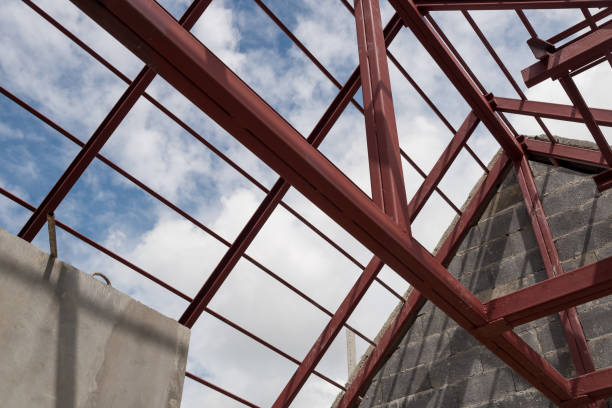 конструкционерная стальная крыша балки здания жилого строительства. - construction steel construction frame built structure стоковые фото и изображения