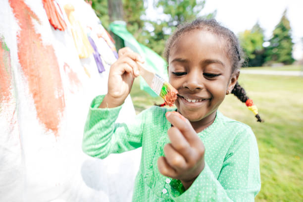 istock Smiling girl with a paintbrush 859518798