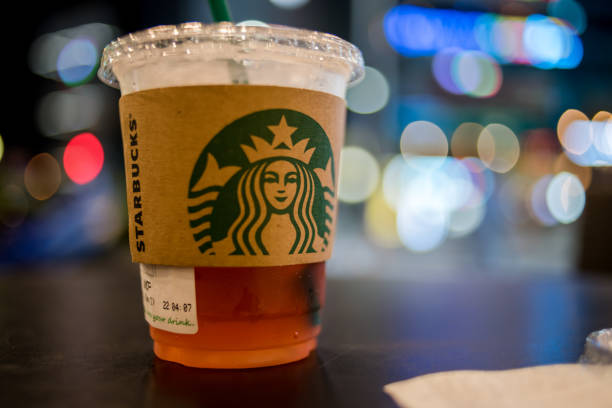 busan, korea-juni 22, 2017:starbucks in der nacht bei busan bokeh - starbucks coffee bean editorial stock-fotos und bilder