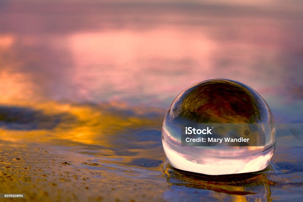 Sonnenuntergang widerspiegelt in eine Glaskugel am Strand - Lizenzfrei Spiegelung Stock-Foto