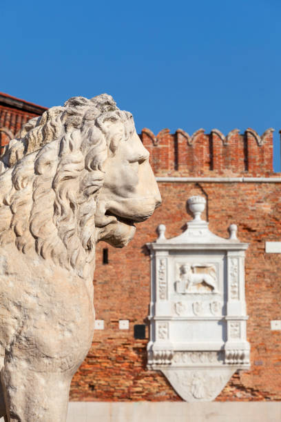 венецианский арсенал, комплекс бывших верфей и оружейных складов, каменный лев, венеция, италия - arsenal стоковые фото и изображения