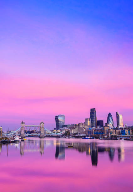 skyline du centre ville de londres et la tamise avec coucher de soleil rougeoyant, royaume-uni - illuminé par projecteur photos et images de collection