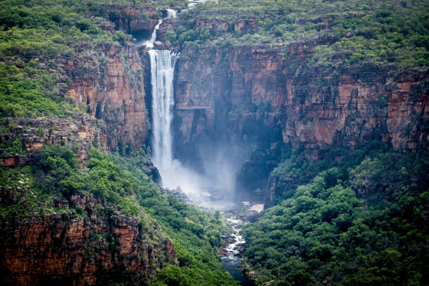 jim jim wasserfall, kakadu - scarp stock-fotos und bilder