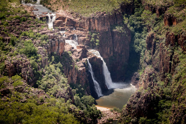 split cascade of twin falls, kakadu - kakadu australia kakadu national park northern territory imagens e fotografias de stock