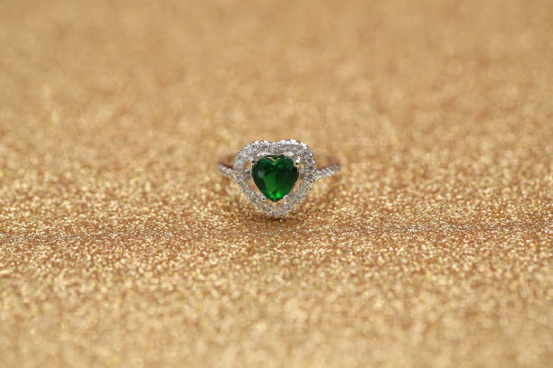 istock Heart green gemstone on diamond ring 859567322