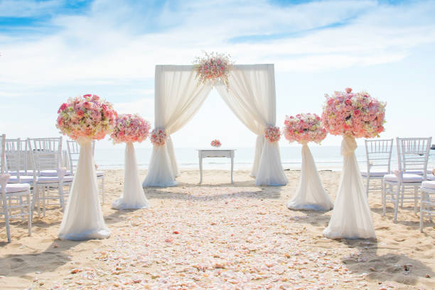 ceremonia de boda romántica en la playa - boda playa fotografías e imágenes de stock