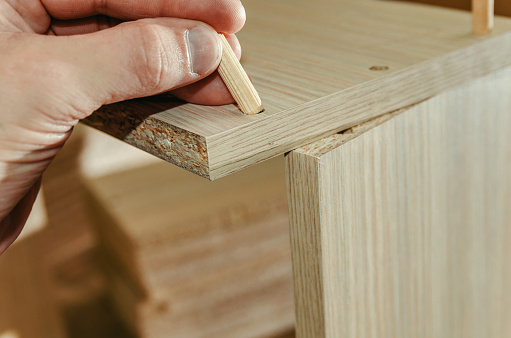 Bonding and assembly of furniture on the wooden pins
