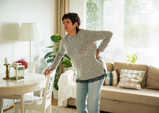 kuvapankkikuvat ja rojaltivapaat kuvat aiheesta kypsä nainen kärsii selkäsärky kotona - woman in lower back pain
