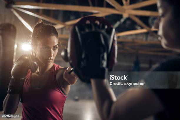 Boxerin Mit Sporttraining Mit Einem Coach Bestimmt Stockfoto und mehr Bilder von Selbstverteidigung