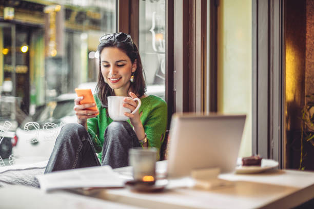 커피 휴식  - digital tablet women coffee shop coffee 뉴스 사진 이미지