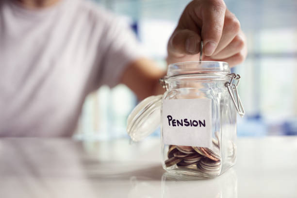 ahorro y de pensiones planificación - jar coin currency glass fotografías e imágenes de stock