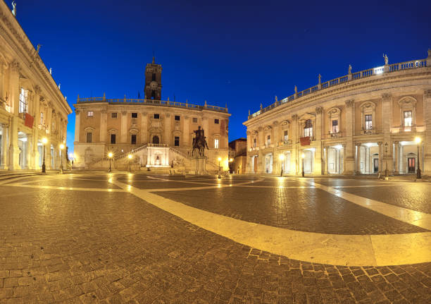 panorama-bild der piazza del campidoglio am kapitol in rom bei nacht - piazza del campidoglio statue rome animal stock-fotos und bilder