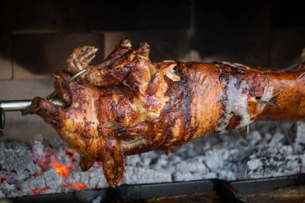 gebratene ferkel - spit roasted roasted roast pork domestic pig stock-fotos und bilder