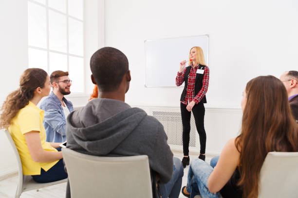 blonde frau dabei präsentation im büro - child speech therapy adult stock-fotos und bilder