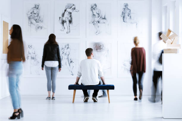 homem no centro de arte - person looking at painting - fotografias e filmes do acervo