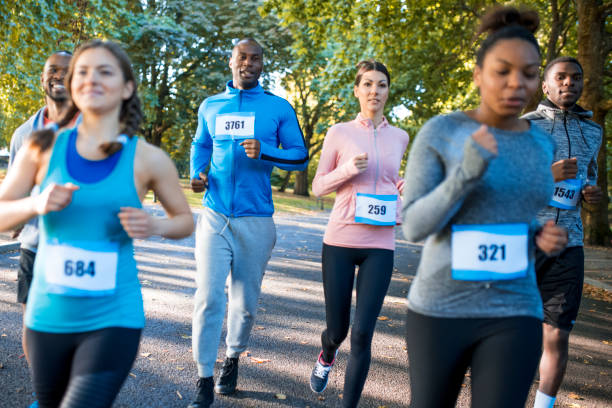 nous sommes en concurrence ensemble - marathon running london england competition photos et images de collection