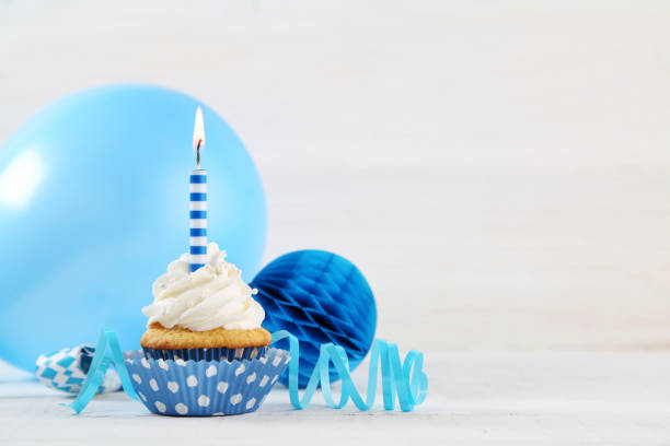 pastel de cumpleaños  - ribbon nobody cupcake celebration fotografías e imágenes de stock
