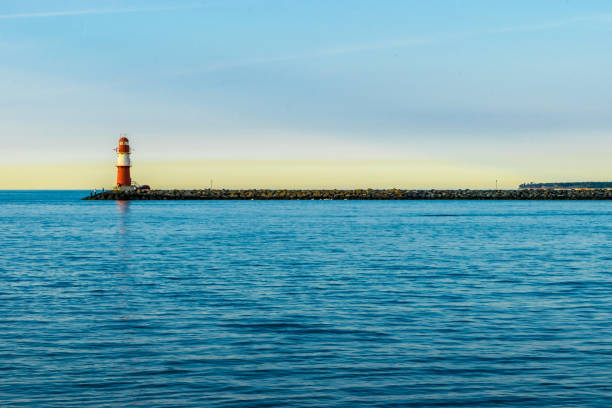 faro rojo del paseo marítimo de warnemünde en el mar báltico en el puerto, - arrival beacon blue nautical vessel fotografías e imágenes de stock