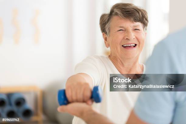 Isometrische Übungen Mit Hantel Stockfoto und mehr Bilder von Physiotherapie - Physiotherapie, Alter Erwachsener, Senioren - Männer