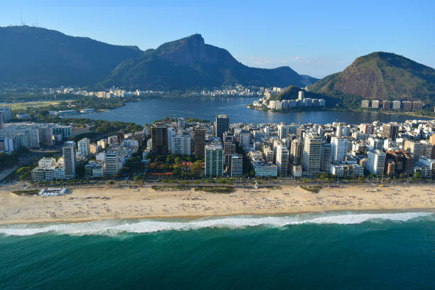 praia de ipanema e lagoa rodrigo de freitas - tree large group of people sand sunbathing - fotografias e filmes do acervo