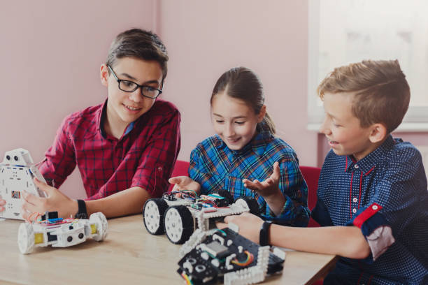 educazione alle staminali. bambini che creano robot a scuola - child building activity construction engineer foto e immagini stock