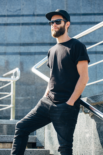 begrænse sennep Lige Hipster Man Walking Wearing Black Jeans With Tshirt And A Baseball Cap  Stock Photo - Download Image Now - iStock