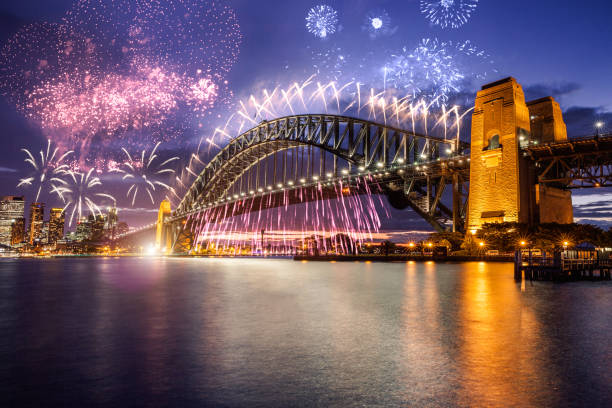 fuegos artificiales del día de año nuevo y celebraciones en sydney - puerto de sydney fotografías e imágenes de stock