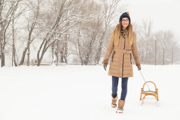 nívea día de invierno - snow glasses fotografías e imágenes de stock