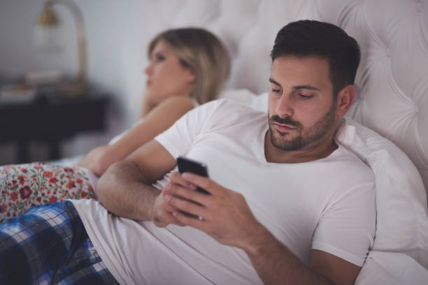 obsessão de smartphone, causando problemas em casamentos - causing - fotografias e filmes do acervo