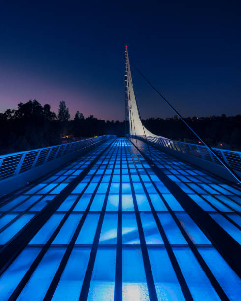 sundial bridge illuminated at night - vertical lift bridge imagens e fotografias de stock