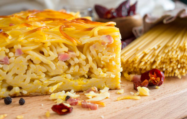 fried spaghetti spaghetti frittata with eggs cheese and bacon then fried in a pan frittata stock pictures, royalty-free photos & images