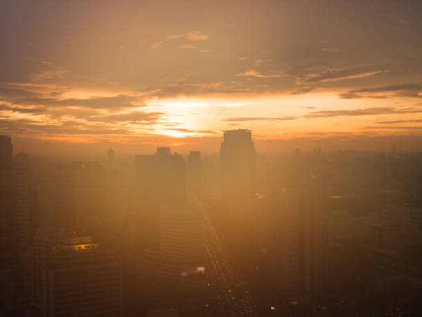 オレンジ色の光ビルを背景にぼかし市夕焼けを空します。都市のコンセプトでの生活。 - downtown manhattan 写真 ストックフォトと画像