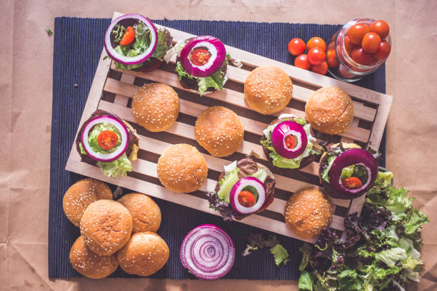 apri mini burguers vegetariani con condimenti - patty pan foto e immagini stock