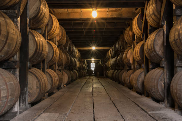 starburst luces en bourbon almacén de envejecimiento - barrel fotografías e imágenes de stock