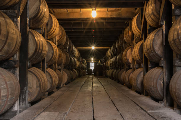 étoile s’allume dans l’entrepôt de vieillissement de bourbon - distillerie photos et images de collection