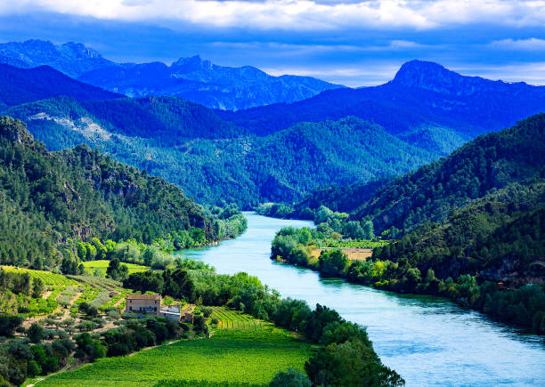 エブロ川。イベリア半島の最も重要な川は。miravet、スペイン - sonsierra ストックフォトと画像