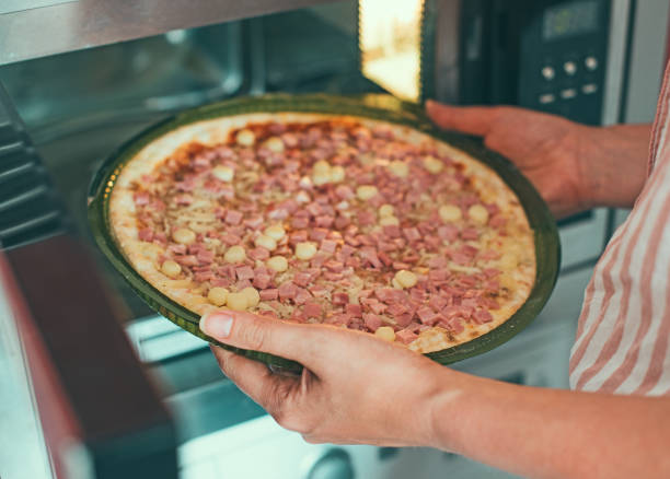 mulher preparando a pizza comprou em uma loja. - supermarket fast food fast food restaurant people - fotografias e filmes do acervo