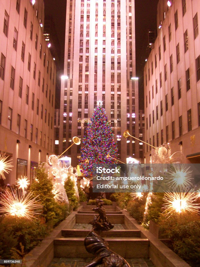 Rockefeller Center Christmas Tree Stock Photo - Download Image Now ...