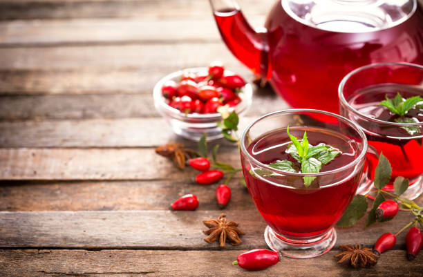 hot and healthy rose hip tea - dogrose imagens e fotografias de stock